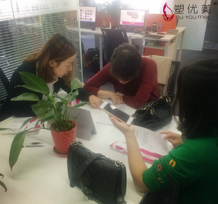 祝贺张总签约塑优美吃饭减肥加盟项目.jpg